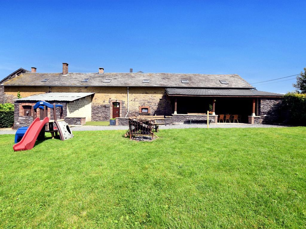 Spacious Holiday Home In Lierneux With Garden 외부 사진