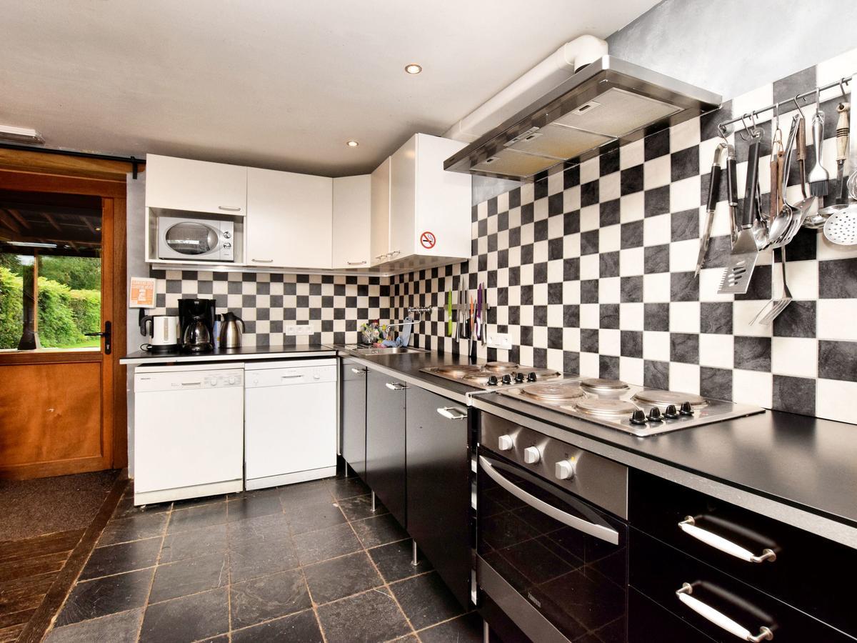 Spacious Holiday Home In Lierneux With Garden 외부 사진